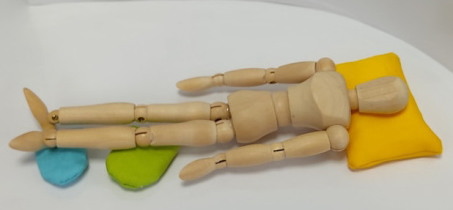 多目的枕を仰向けで膝と踵に使用