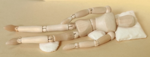 多目的枕の使用例。脇腹と膝をサポートする使い方。横臥位時の姿勢が安定し、首と肩にかかる負荷を軽減できます。